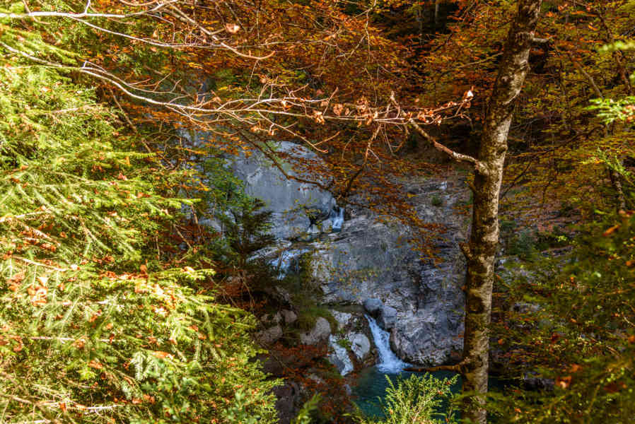 Huesca - parque nacional de Ordesa y Monte Perdido - valle de Añisclo 59 - cañon de Añisclo - rio Aso - salto de agua.jpg